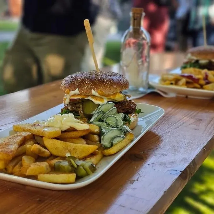 Dat Maatnn - Gastronomie - Burger mit Pommes